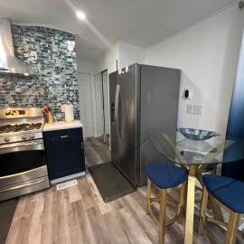 Luxury Tiny Cottage 5 miles from Disney, hotel in Kissimmee