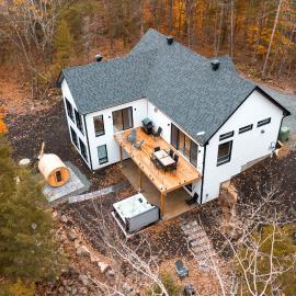 New chalet with spa and sauna - Le NaturOzen, hotel en Brownsburg