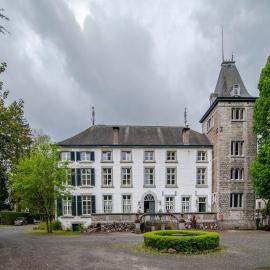 Spacious apartment in a 16th-century castle, hotel in Aywaille