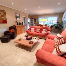 Precioso chalet 4 habitaciones con Piscina comunitaria, מלון בבניקאסים