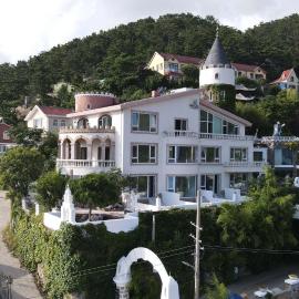Laoshan Swan Castle Hot Spring Wellness Resort-Hot Spring Wellness Resort,Sky Infinity Pool,8 Indoor & Outdoor Hot Spring Pools,Dozens of Ocean-view Tea Pavilions,Your Secluded Wellness Paradise – hotel w mieście Baoyudao