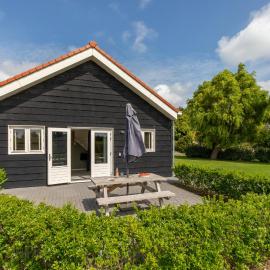 Gezellige vakantiewoning met een zonnig terras en weids zicht over polders bij Serooskerke