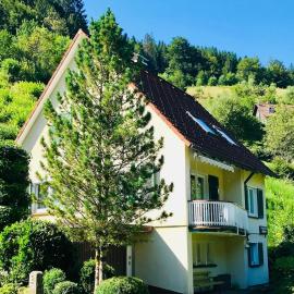 Ferienhaus Oesterle - Idyllisches Schwarzwaldhaus am Bach mit Terrasse & Balkon