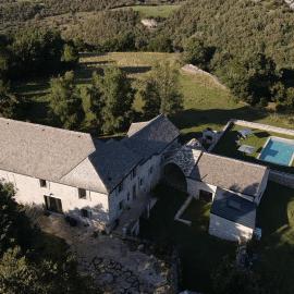 Banassac Canilhac Gite pour 4 personnes avec piscine partagée et vue panoramique en Lozère, hotel a Banassac