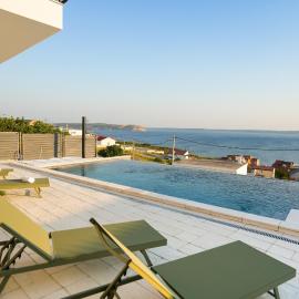 Newly built Villa MarVista with 4 bedrooms,infinity pool & stunning sea and mountain views، فندق في ريتنا