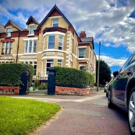 Triple room Private Bath Near LFC Free Street Parking No Breakfast, hotel in Liverpool