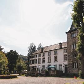 Spacious apartment in a 16th-century castle, hotel in Aywaille