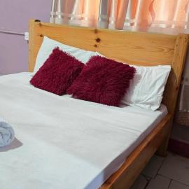 Okla GuestHouse, hotel in Kampala