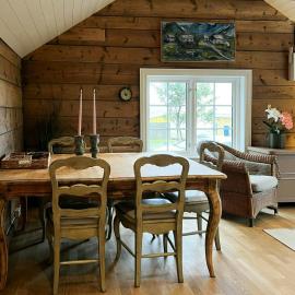 Restored Farmhouse By The Sea In Kvalheim, Hotel in Raudeberg