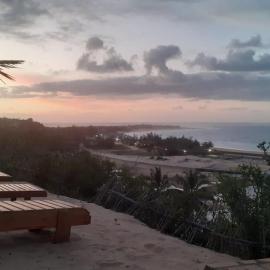 Stunning sea view, charming beach house in Barra, Mozambique - 4x4, Hotel in Miramar