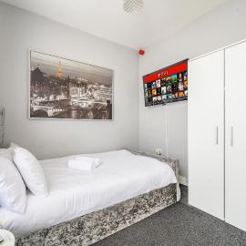 * Well equipped apartment for a relaxing cosy and luxurious fun stay + Free Parking + Free Fast WiFi *, hotel in Beeston Hill