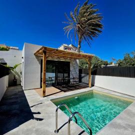 Tropical Suites With Private Plunge Pools, hotel i Gázion