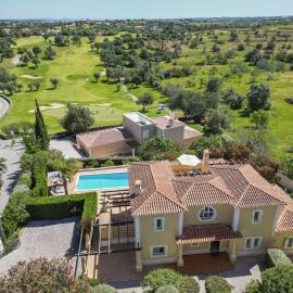 Perfect Golf & Beach Villa for 8 people, hotel en Estômbar