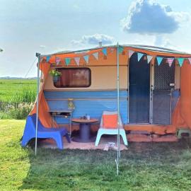 Kleurrijke retro contructam caravan vlakbij het Sneekermeer, hotelli kohteessa Terzool