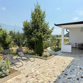Countriside Holiday Villa, hotel a Kovashicë