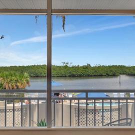 Watch the dolphins Large balcony Suite and heated pool, hotel in Ruskin