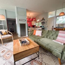 Mid-Century Modern Themed Home with Outdoor Hot Tub, hotel in Vermilion