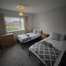 Affordable 3 Bedroom House,Sleeps 5,Free parking,close to City, Home from Home, hotel in Nottingham
