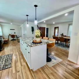 Spacious 4BR home w 2BA, a workspace & king bed!, hotel v destinaci Fort Plain