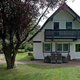 Charmantes Ferienhaus mit Garten, Kamin & Teich, Hotel in Hirzenhain