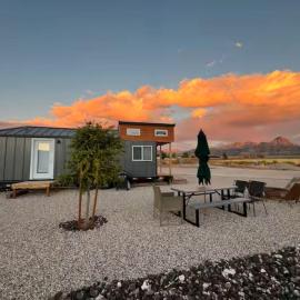 Tiny Home Lodge near Zion and Bryce National Parks Hot Tub, hotel em Apple Valley