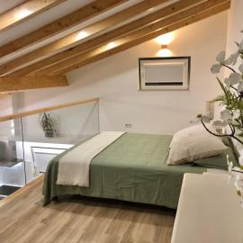Zeca Holidays -Atalaia Fall Mezanine com Ar Cond, hotel in Lourinhã
