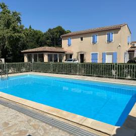 CHARMANT LOGEMENT AVEC PISCINE EN PROVENCE au premier étage d une villa