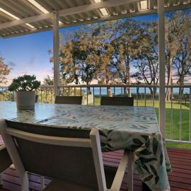 Lake Front Home Relax Unwind、Budgewoiのホテル