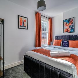 Budget 1-Bed Flat in Manchester, hotel in Sale