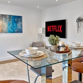 MODERN & SPACIOUS AIRPORT APARTMENT, Free Parking, Juliet Balcony and Super King Bed, hotel u gradu Luton