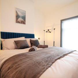 Dixon House, Sleeps 6, Free Parking, Long or Short Stays - by NMB Property