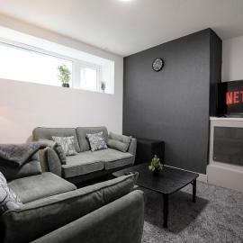 Bartlam Place, Sleeps 6, Central Oldham - By NMB Property