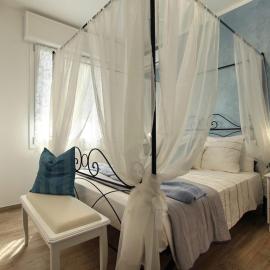Romantic beach house with jacuzzi, hotel in San Mauro a Mare