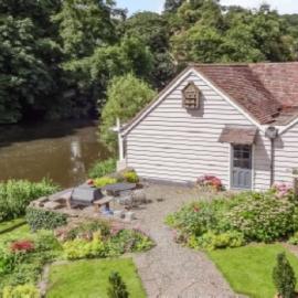 The Studio, spacious riverside property in Ludlow with private parking