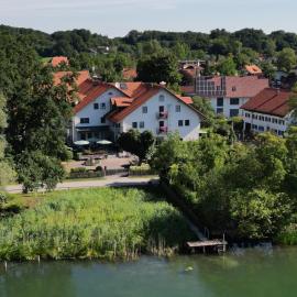 Sopherl am See - Frühstück auf der Seeterrasse, sehr ruhig und wunderschön am See, 3 Minuten nach Oberpfaffenhofen, viele Radtouren, Restaurants & Cafes in der Umgebung, hotel sa Weßling