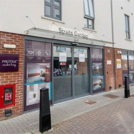 Students Only Straits Egham - 40 mins to Waterloo - Direct Bus to Heathrow, hotel sa Egham