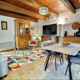 gite dans hameau en bord de rivière, hotell sihtkohas Joyeuse