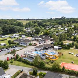 First Camp Skovlund Camping & Cottages，Båring的飯店