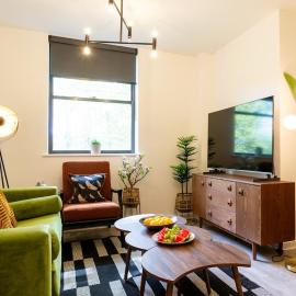 #57 Central Taunton 2BR APT - Sleeps 6 - 5 mins to Taunton Player Ready 2 - "Perfect For Contractors and Families - Free Parking", hotel a Taunton