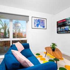 Stylish Two Bedroom Apartment - Sleeps Three - Secure Parking - Fast WiFi 53C, Hotel in Sleightholme