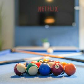 8 Ball Apartment - Spacious 2 Bed Space, Snug Lounge & Games Room w 7ft Pool Table - By StayHostSave, hotel em Nether Edge