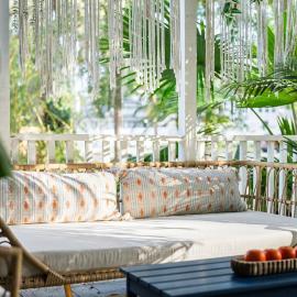 The Blue Bungalow - Peaceful, Porch, Hot Tub, Downtown