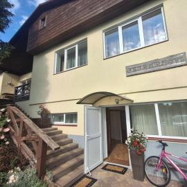 Apartmenti Ezerkrasti, hotel en Jaunpils