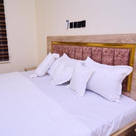 Ay crib, hotel u Kaduni