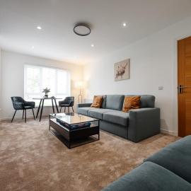 Detached 5 Bedroom Home In Glasgow with Driveway