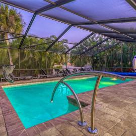Casa Del Mar - Pet Friendly House on Siesta Key w/ Outdoor Patio & Private Screened-In Heated Pool!