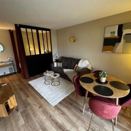 Mérignac में, होटल LE MONET studio proche Bordeaux avec balcon wifi & place de parking privé prox tram et Aéroport