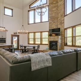 Hot Tub, Pool Table & Fireplace: 5 Mi to Breck!, хотел в Blue River