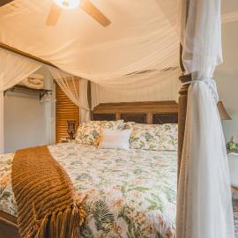 King Suite at The Hummingbird Inn, 1888 Carriage House, Free Parking, hotel in Savannah