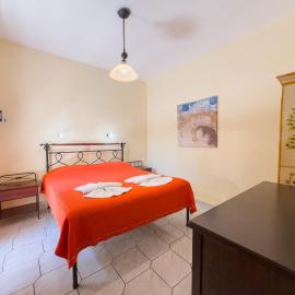 Villa Eleni Seaside Apartments-40 meters from Beach, готель у місті Платаньяс